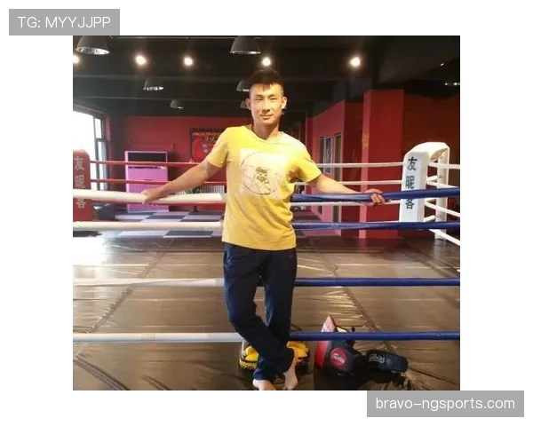 石智勇训练完直接啃鸡胸肉，这自律看得我饭都吃不香了